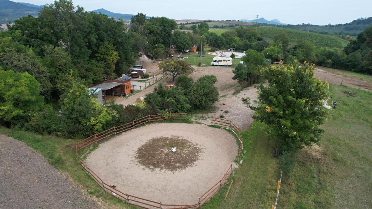 Вилла Cozy Wood Hut On The Farm Trebivlice Экстерьер фото