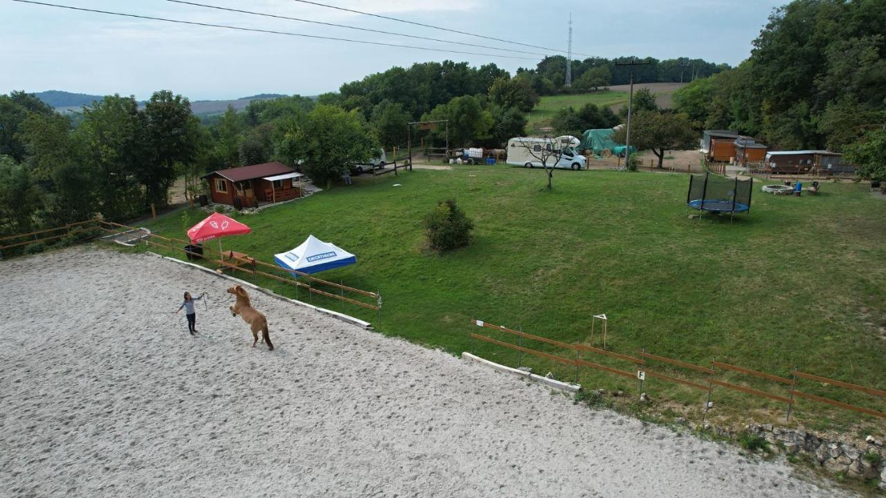 Вилла Cozy Wood Hut On The Farm Trebivlice Экстерьер фото