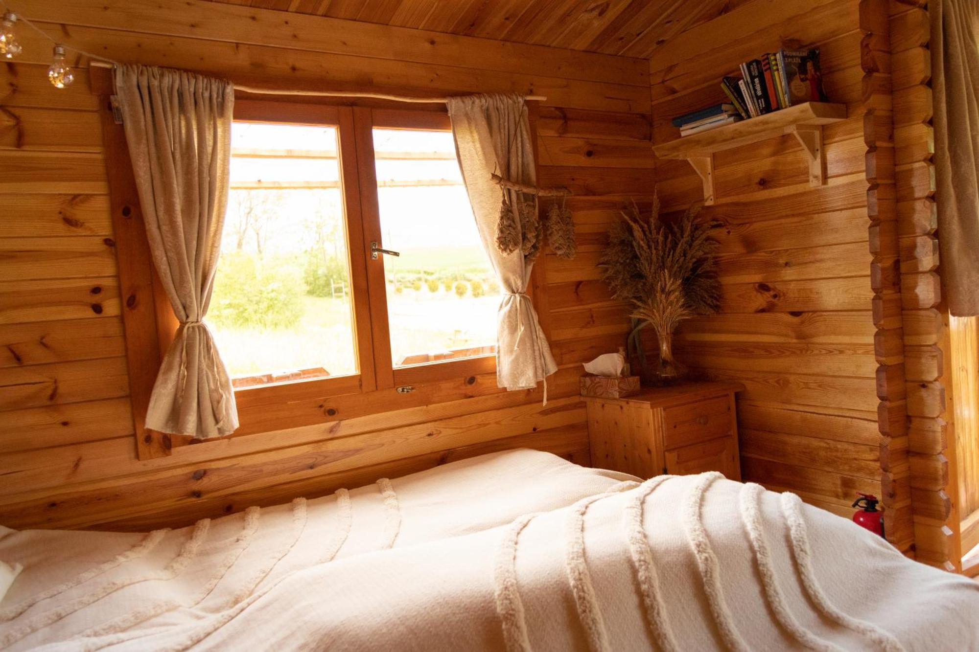 Вилла Cozy Wood Hut On The Farm Trebivlice Экстерьер фото